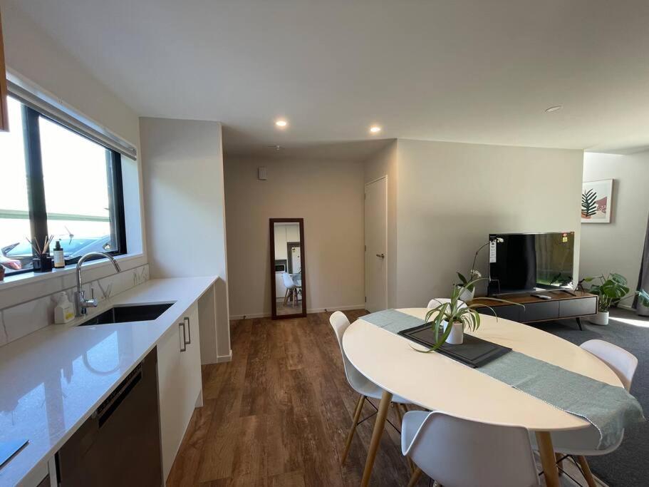 Peaceful 2Bed2Bath With Parking Close To Colombo St クライストチャーチ エクステリア 写真