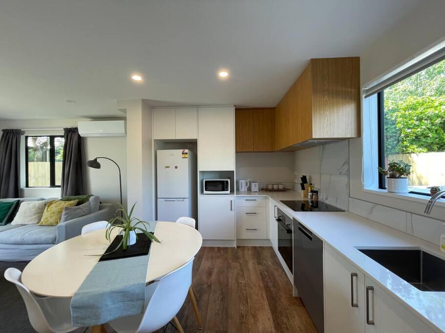 Peaceful 2Bed2Bath With Parking Close To Colombo St クライストチャーチ エクステリア 写真