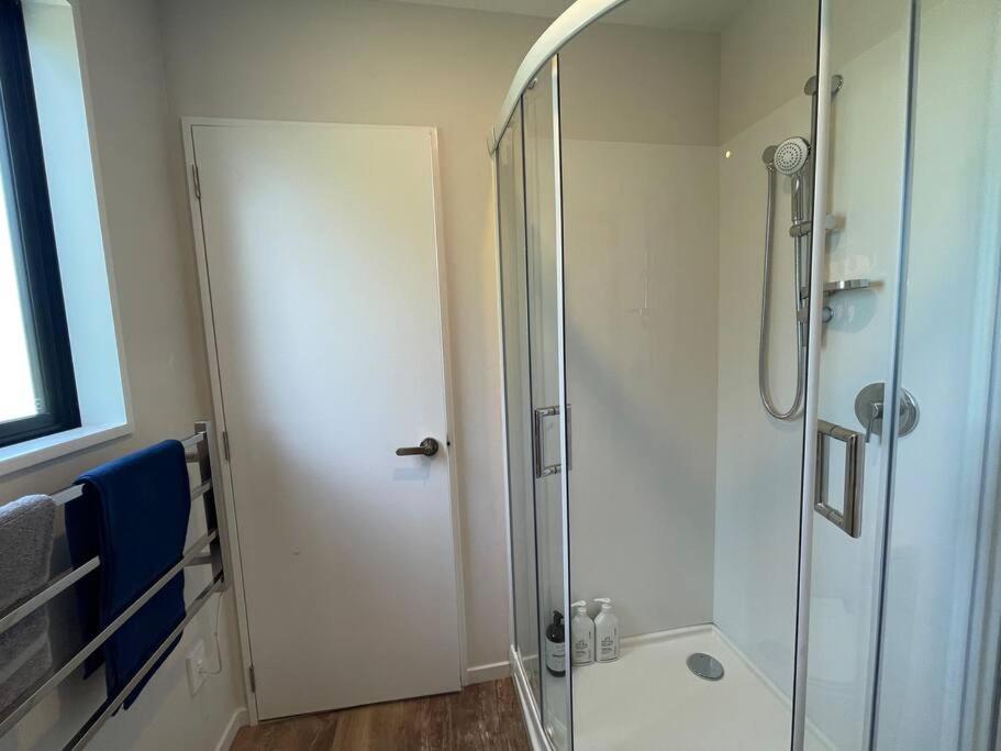 Peaceful 2Bed2Bath With Parking Close To Colombo St クライストチャーチ エクステリア 写真